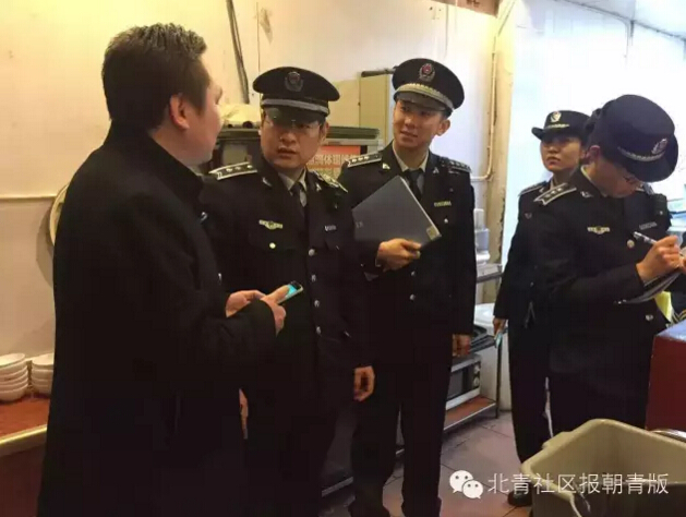 北京麦子店城管检查餐饮商户燃气安全和后厨垃圾